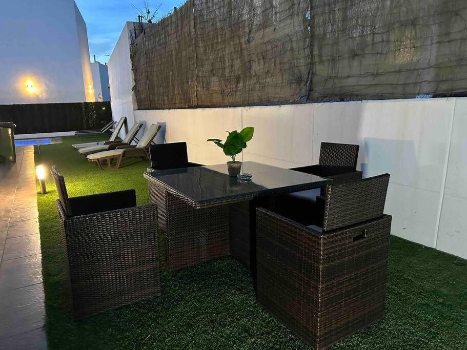Modern 5-Bedroom Villa With Pool Montequinto Exterior photo
